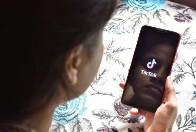 Aplicația Tik Tok le poate pune copiilor viața în pericol: pedofili, clipuri vulgare, provocări foarte riscante!