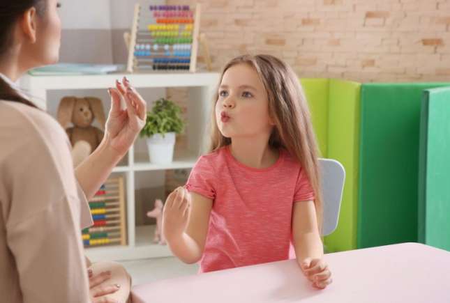 Medic pediatru despre apraxia de vorbire la copii : De fiecare dată când spun același cuvânt, îl produc în mod diferit