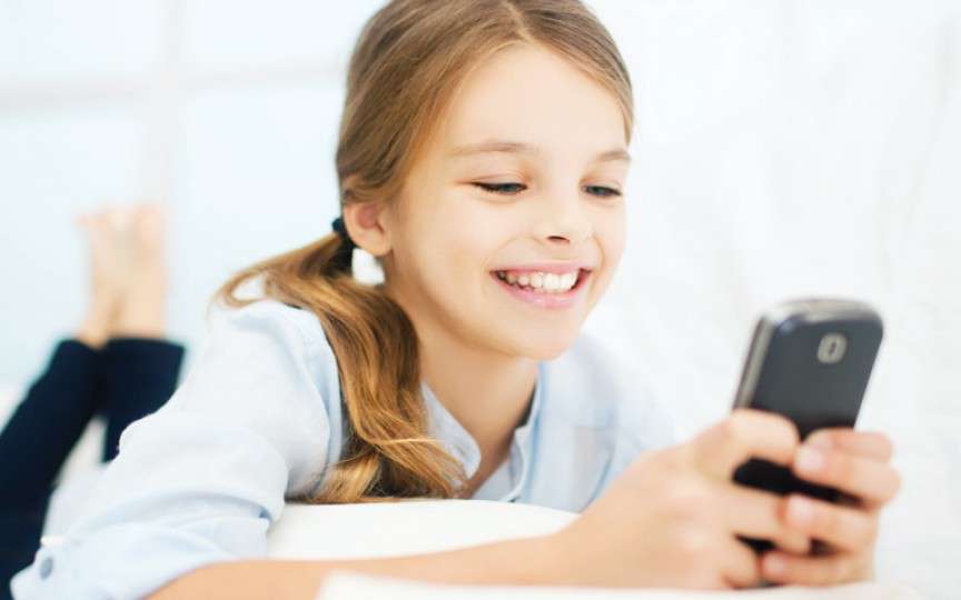 La ce vârstă poţi să îi procuri copilului un telefon mobil?
