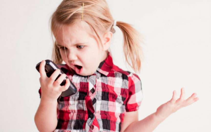 Ce trebuie să știi înainte să-i cumperi copilului un telefon mobil