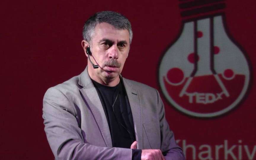 Doctorul Komarovskiy spune de la ce vârstă li se permite copiilor accesul la tablete și telefoane