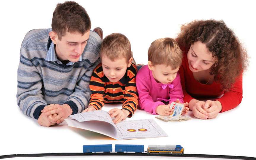 Copiii cărora li se citesc povești cresc mai inteligenți și mai sociabili