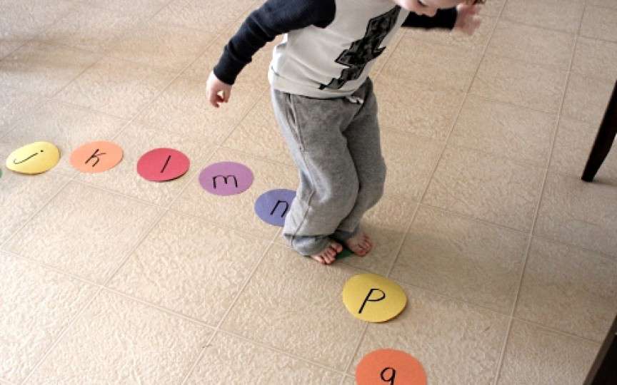 Cum înveți alfabetul mai ușor? Joc distractiv pentru copii