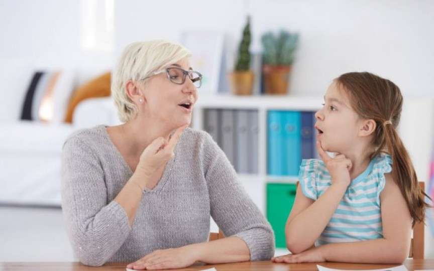 Copilul nu pronunță bine anumite sunete? Exerciții logopedice ce-l vor ajuta!