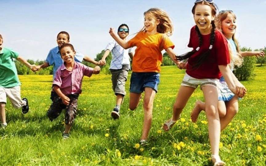 Un studiu care bate alarma: copiii petrec mult prea puțin timp afară
