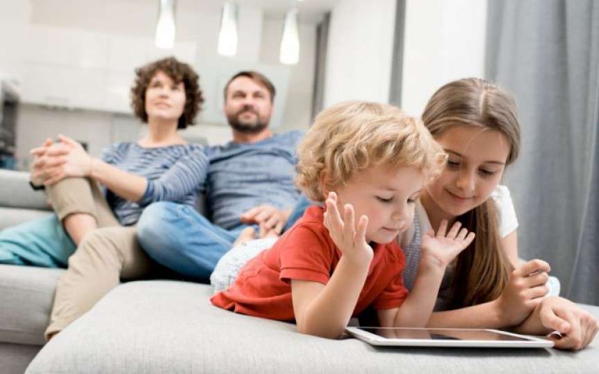 Confesiunile unei mame: Iată de ce copiii mei au voie cu tableta și telefonul!