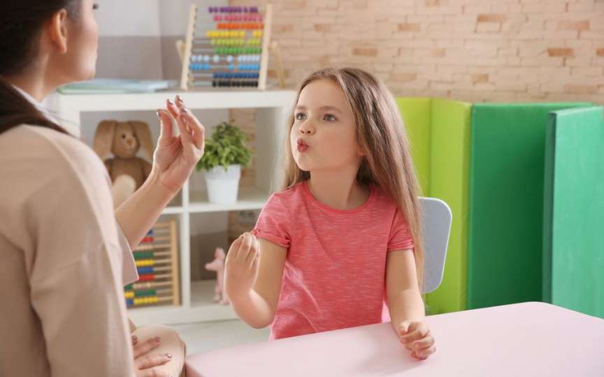 Medic pediatru despre apraxia de vorbire la copii : De fiecare dată când spun același cuvânt, îl produc în mod diferit
