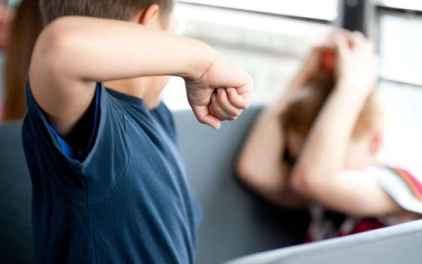 „Copilul meu lovește alți copii” - 7 metode ca să îl ajuți recomandate de psiholog