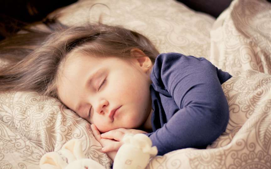 Ce faci când copilul nu vrea să doarmă la prânz? În niciun caz nu te certa cu el. Strategii propuse de psiholog