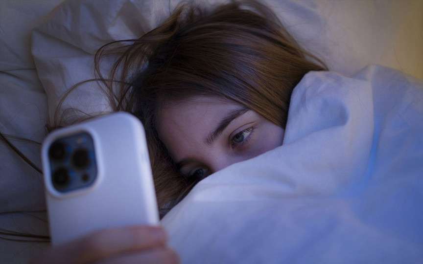 Somnul la adolescenți: Cum influențează odihna performanțele cognitive și școlare