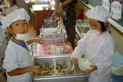 Pauza de masă într-o școală din Japonia