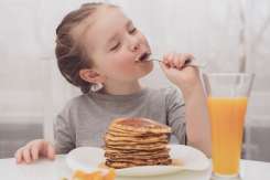 5 alimente pe care nu ar trebui să i le oferi niciodată copilului tău la mic dejun