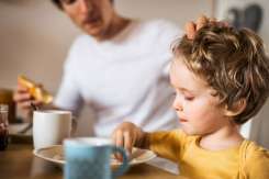 De ce este periculos să obligi copilul să mănânce tot: avertismentul endocrinologilor