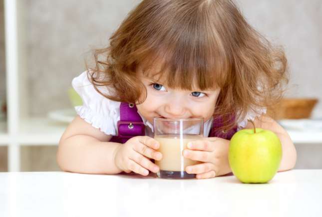 Medic nutriționist: Un pahar de suc proaspăt de fructe pentru copil este egal cu unul de bere