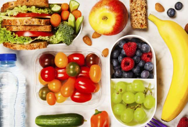 Specialistă în diversificarea alimentației: Gustări sănătoase de luat cu copilul în parc