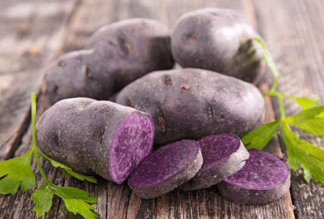 Ați știut câte beneficii au cartofii violeți? Sunt net superiori cartofilor clasici