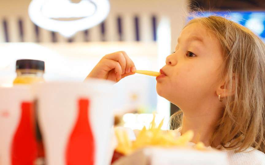 Află ce alimente trebuie să excluzi din meniul copiilor