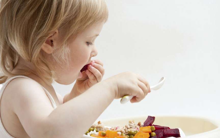 Nutriționist recunoscut: Un copil nu trebuie să mănânce dietetic sau degresat