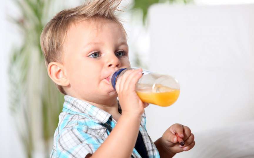 Recomandare specialiști: Fără suc de fructe la copiii mai mici de 1 an și foarte puțin până la 7 ani