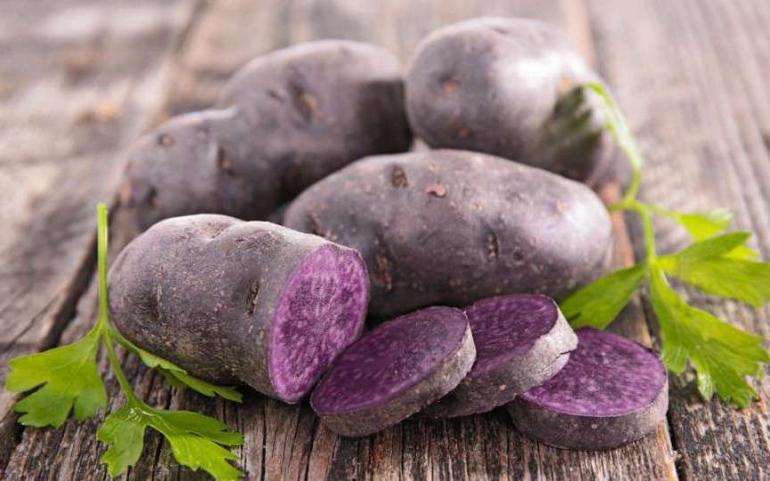 Ați știut câte beneficii au cartofii violeți? Sunt net superiori cartofilor clasici