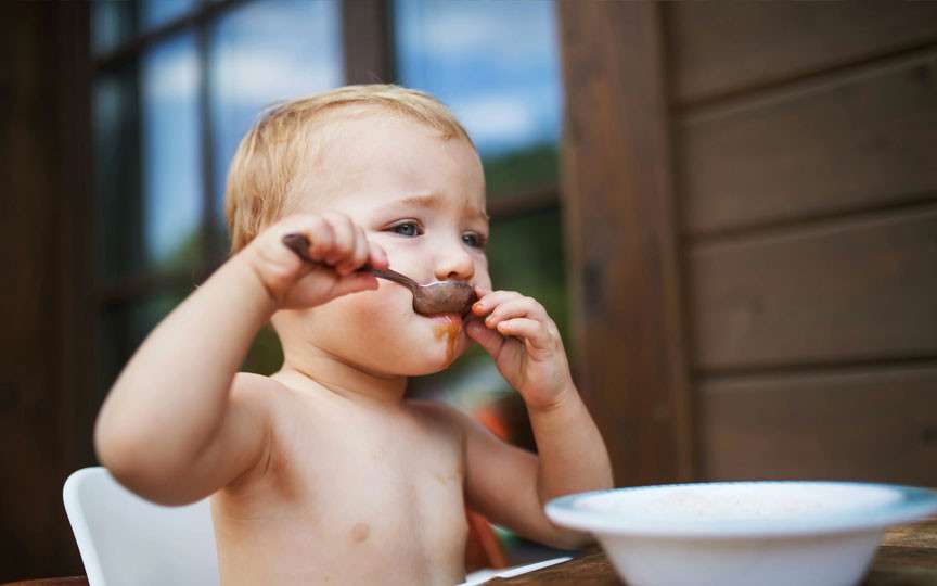 Copilul refuză mâncarea pe caniculă? Ce explică pediatrii și ce trebuie să faci