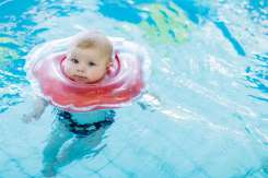 Este adevărat că piscinele publice sunt periculoase pentru bebeluși?