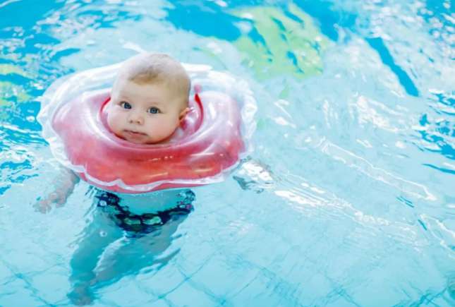 Este adevărat că piscinele publice sunt periculoase pentru bebeluși?