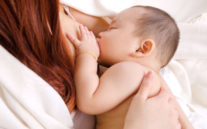 (FOTO) Consultant în alăptare despre scaunul și urina copilului alăptat în primele luni de viață