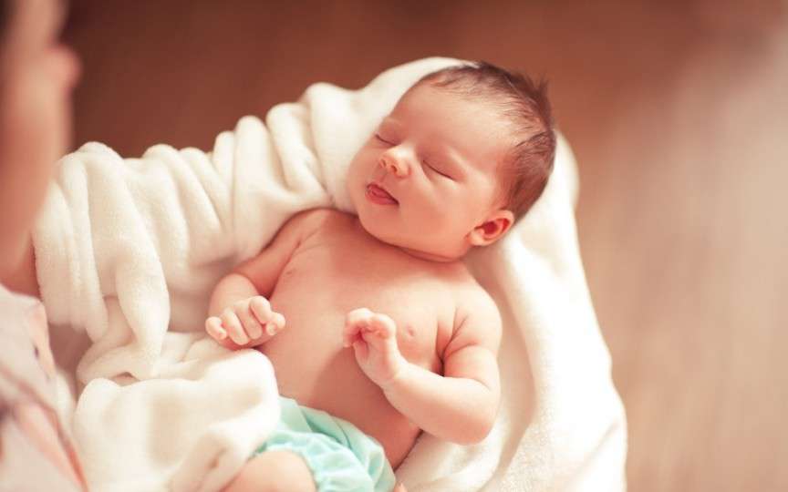 Copilul are gaze, balonare sau colici? Există o soluție eficientă, recomandată de mai mulți părinți