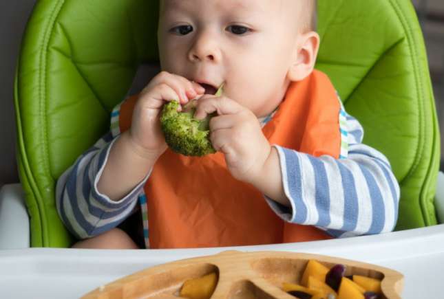 Medic pediatru despre diversificarea corectă: Copiii nu trebuie îndopați și forțați să mănânce