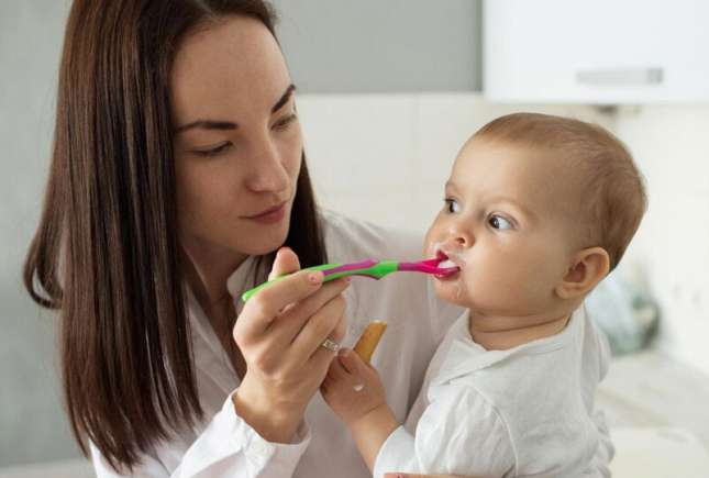 Diversificarea alimentației bebelușului: Tot ce trebuie să știi despre primele mese solide