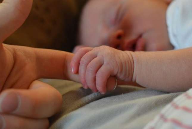Recomandările Asociației Americane de Pediatrie cu privire la dormitul copilului în aceeași cameră cu părinții