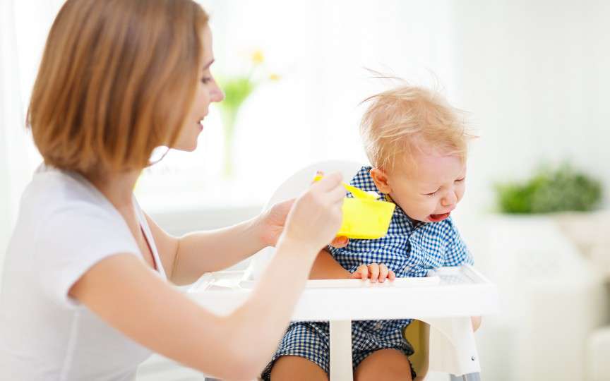 Consilier în alăptare: Copiii nu scuipă mâncarea din gură pentru că sunt mofturoși