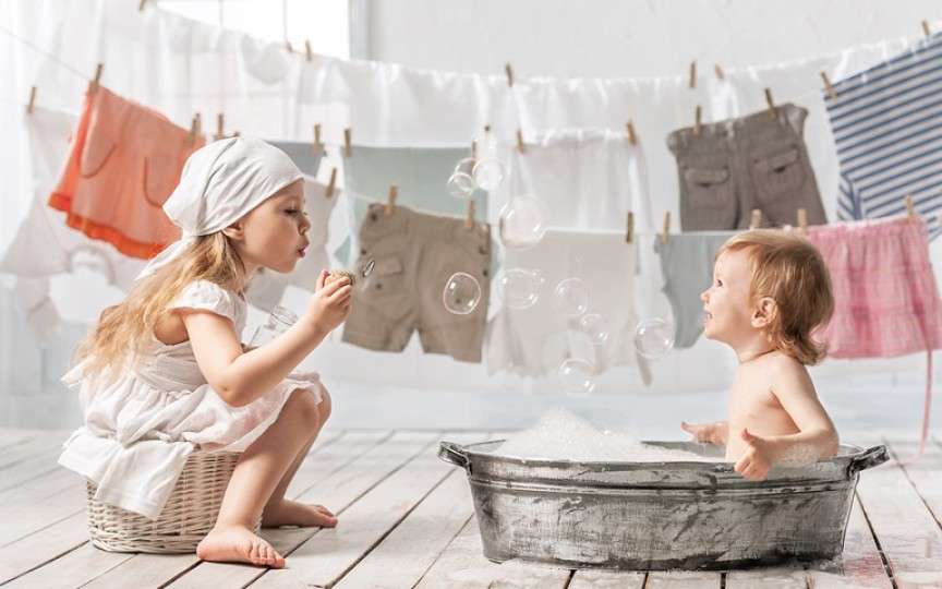 Cum alegem detergentul potrivit pentru hainele bebelușului