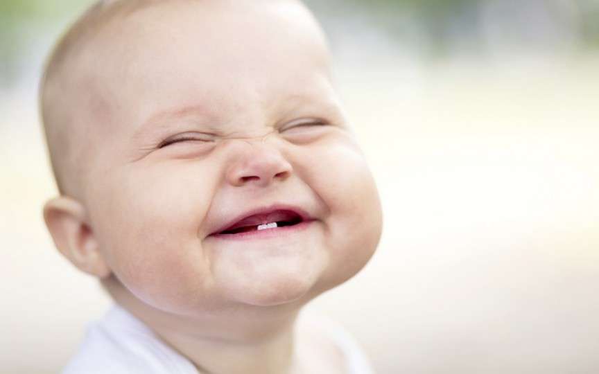 Cum îngrijeşti gingiile și primii dințișori ai bebelușului