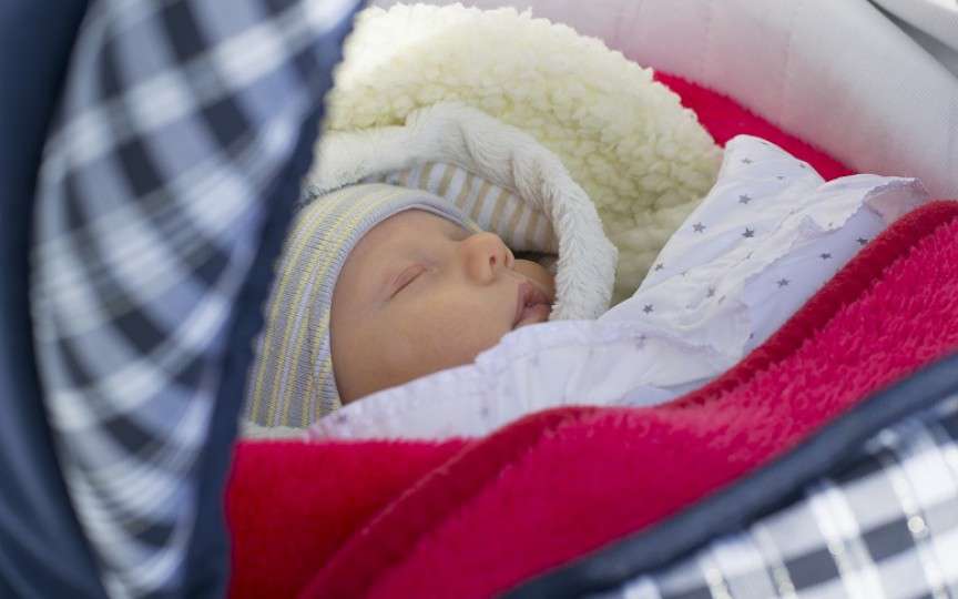 Cum îmbraci corect un nou-născut ca să-l  protejezi de frig