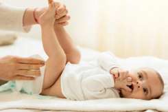 Părerea pediatrului: Până la ce vârstă este indicat să poarte scutece copilul?