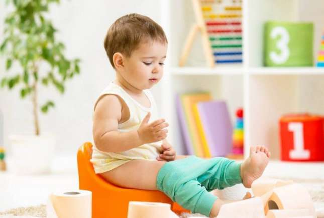 Trucuri testate ca să-l familiarizezi pe cel mic cu olița