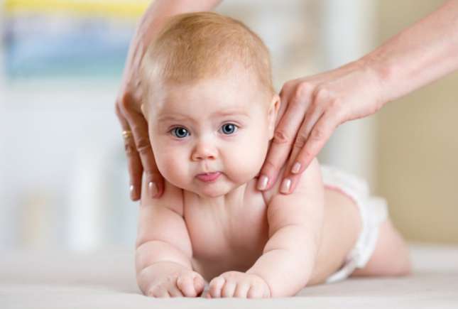 Masajul în primul an de viață a copilului – mituri demontate de medic neurolog-pediatru