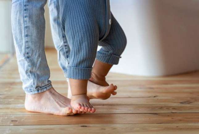 Este mersul precoce periculos pentru copii? Vârsta normală la care bebelușii încep să meargă