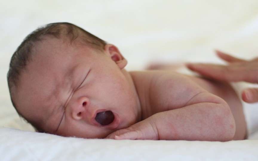 Comportamente normale ale nou-născutului care iau părinții prin surprindere