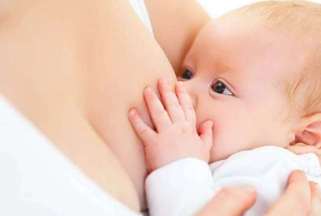 Specialist: Alăptarea scade riscul de a dezvolta cancer de sân şi ovarian