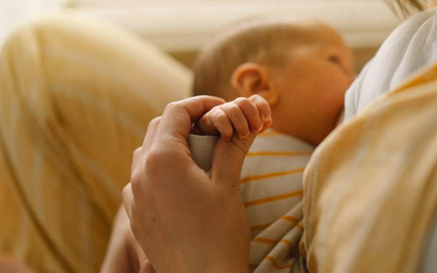 Grăsimile din laptele matern arată încă o dată de ce acesta este mai benefic decât laptele formulă