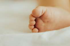 Povestea unei nașteri: Am născut natural o fetiță de 5 kg, iar medicii i-au rupt clavicula pentru a o putea scoate
