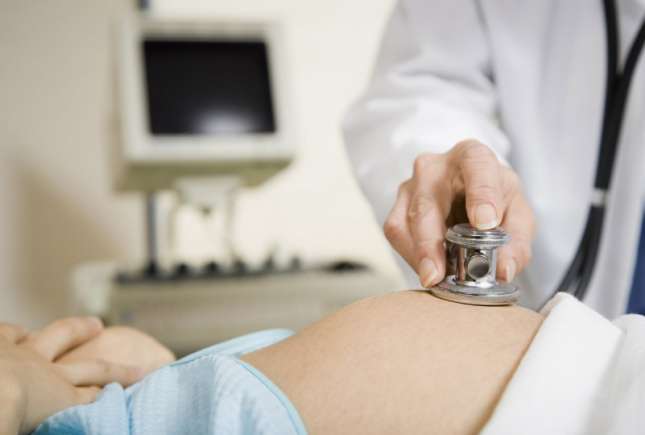 Povestea unei nașteri: Bebe s-a oprit din evoluție, iar eu am stat internată 2 zile și nimeni nu voia să mă ajute să nasc