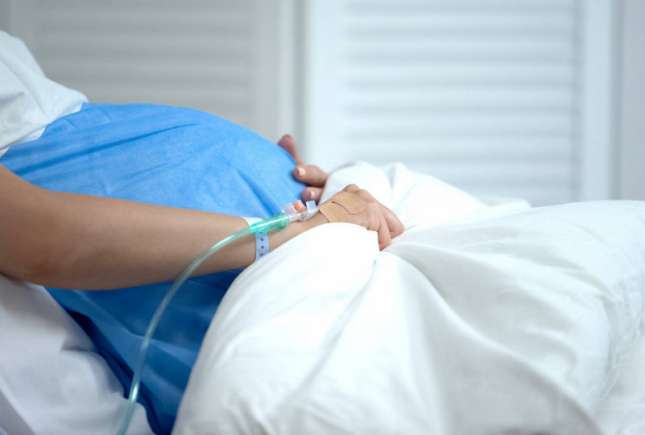 Povestea unei nașteri în spital Covid: M-au abandonat în durerile mele, de teamă să nu se infecteze de Covid-19