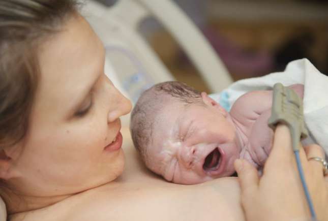 Medic neonatolog despre situațiile care impun separarea nou-născutului de mamă