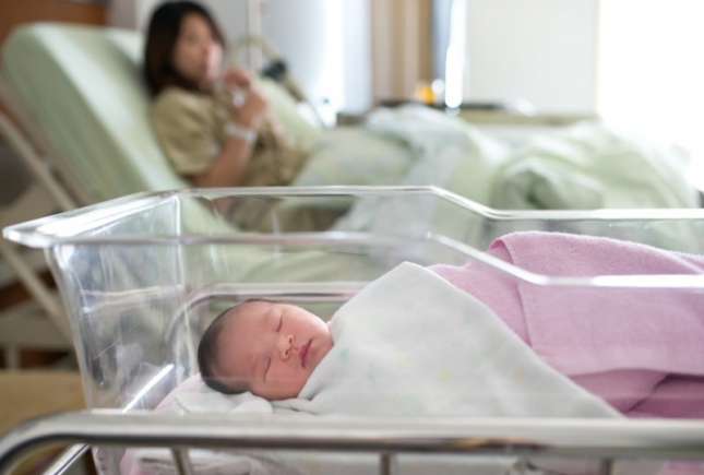 Urmează să vizitezi un nou-născut, la spital? 8 reguli de care ar trebui să ții cont