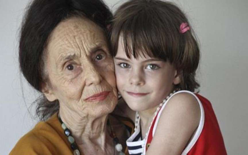 A născut la 66 de ani şi visează să devină bunică