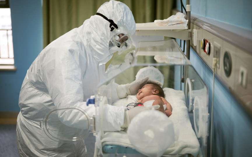 O poveste îngrozitoare de naștere în pandemie: Am născut în garderoba spitalului și i-am apucat eu căpșorul, așteptând să-și pună medicii combinezoanele anti-Covid